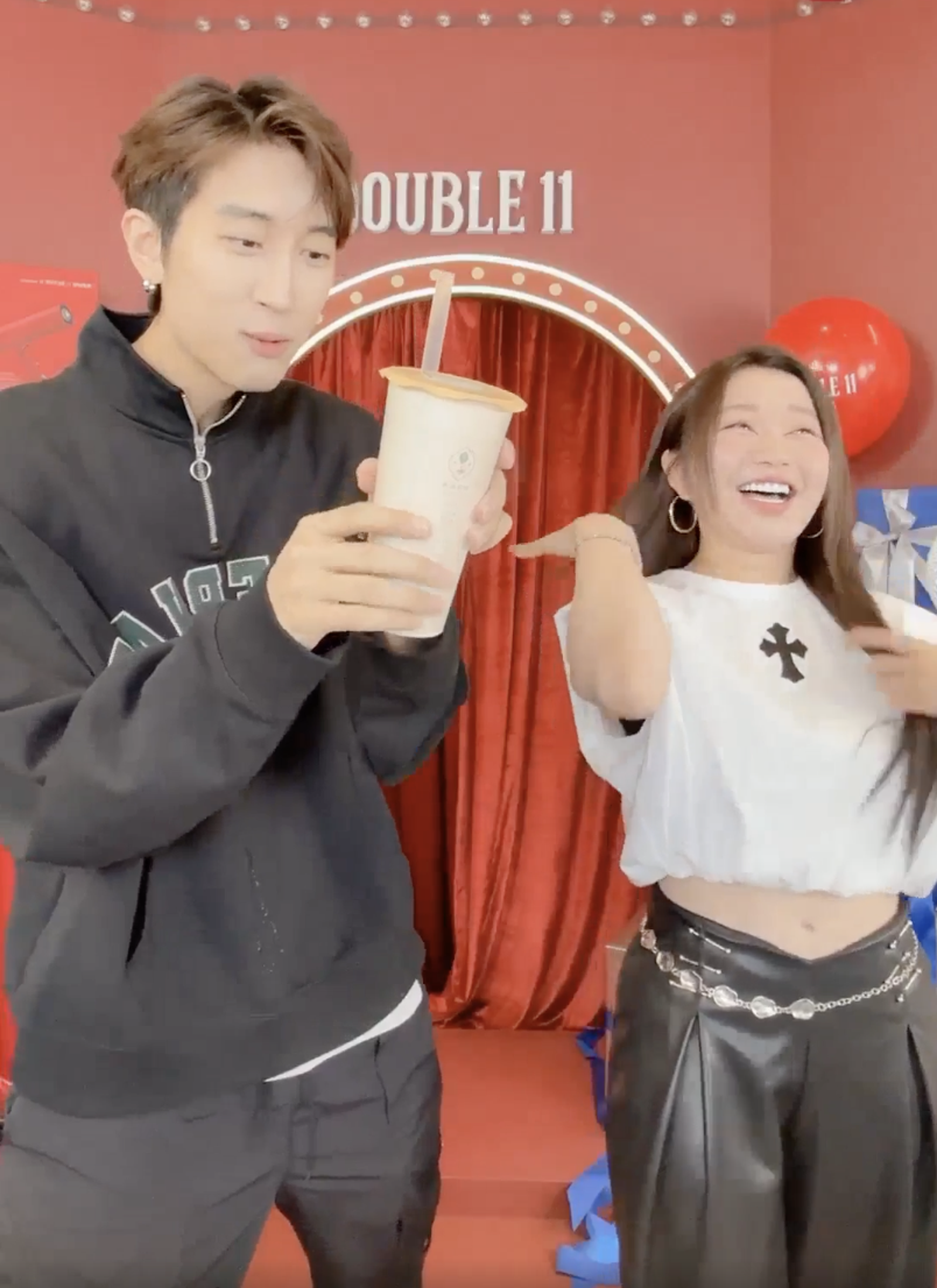 范姜彥豐喝「小王秘蜜粿果綠」飲料。翻攝天后闆妹臉書