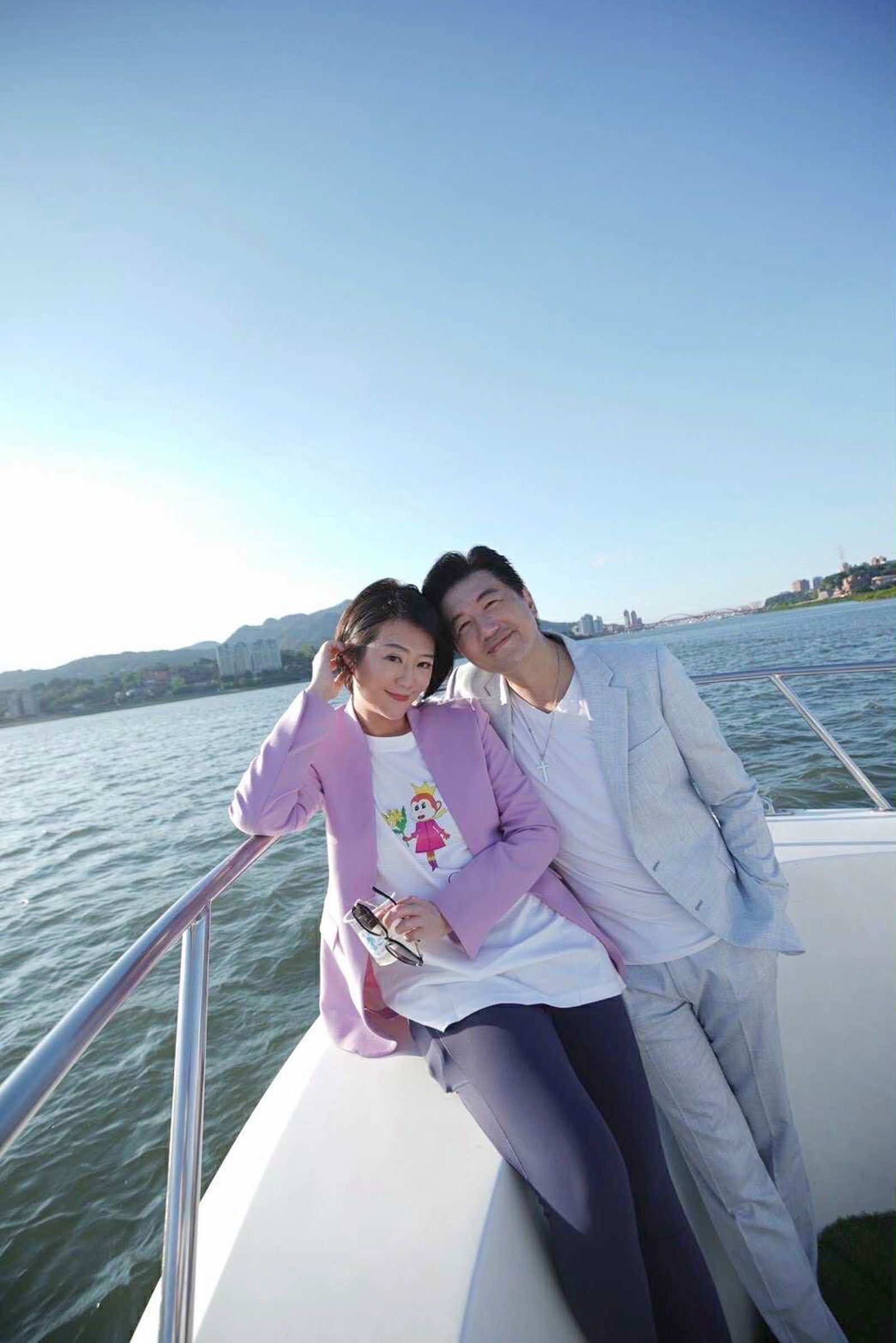 文汶(左)、吳皓昇夫妻互相扶持。翻攝自文汶臉書