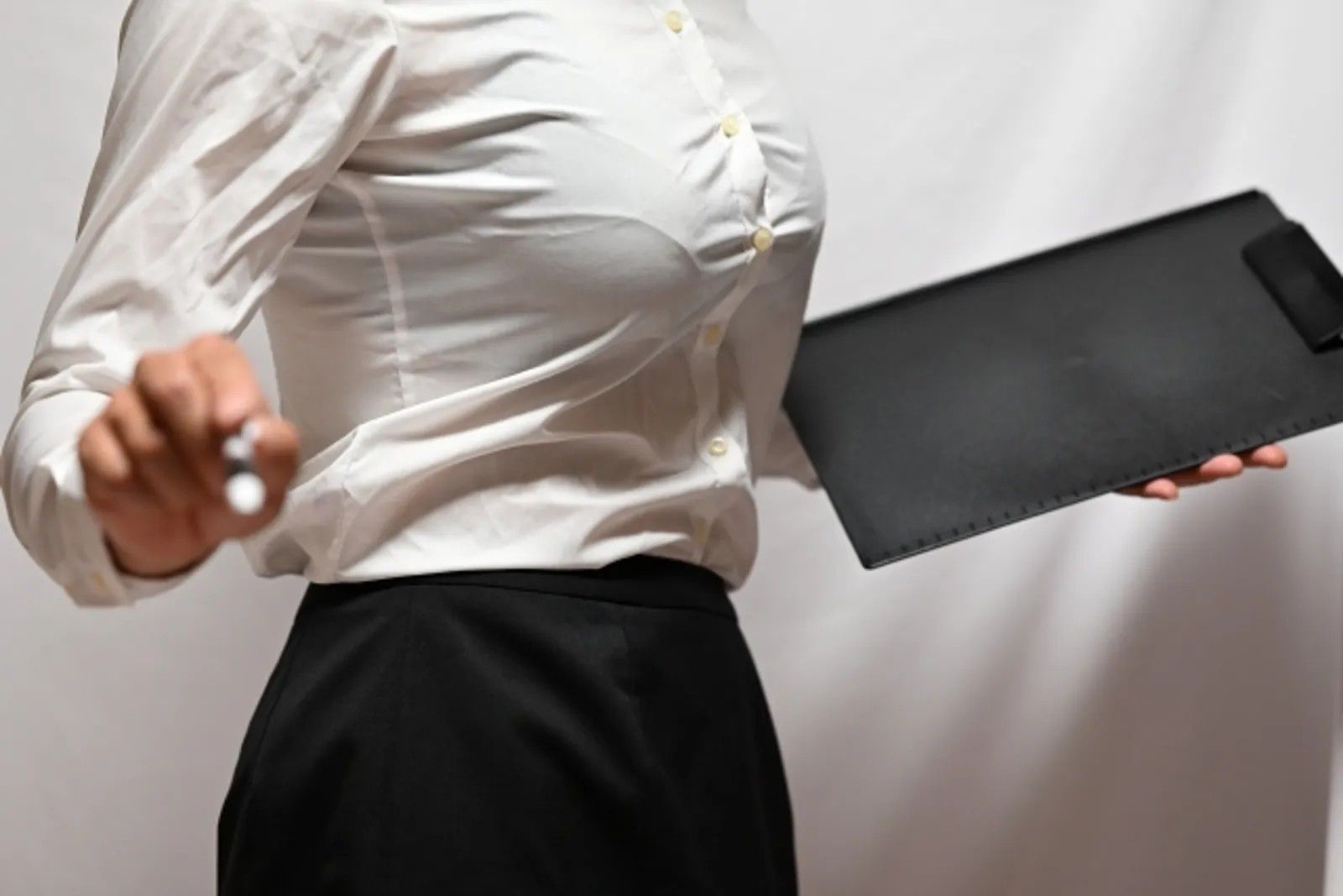 台中噁男商場電梯內玩鳥嚇壞女客　被揪出累犯賠7萬還不夠