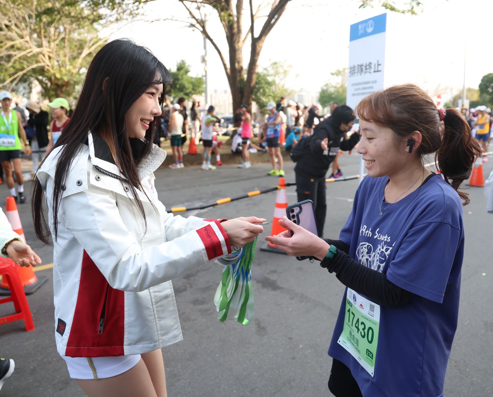 Kira給跑者獎牌。樂天桃猿提供