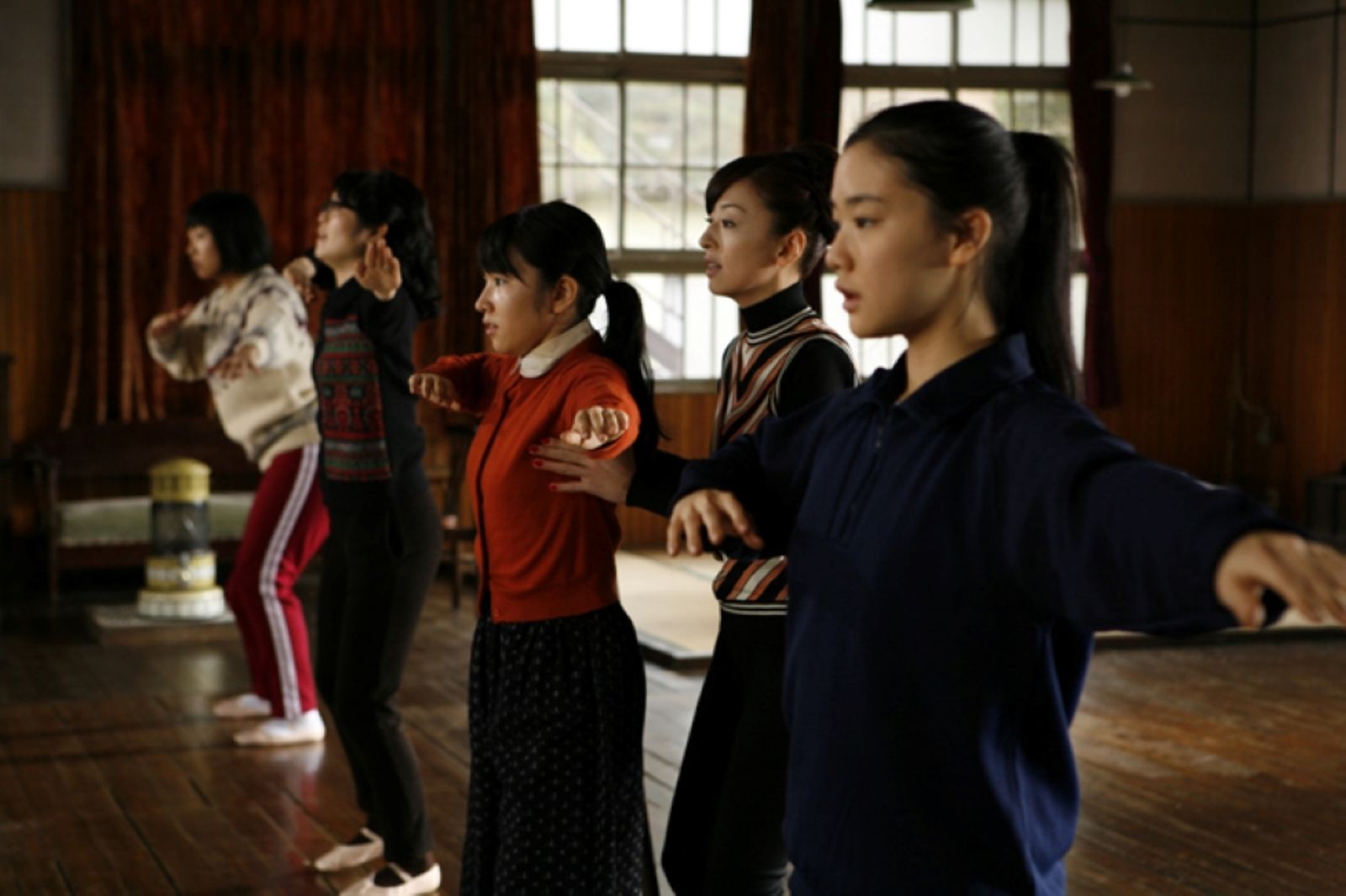 蒼井優（右）等演員當年也從零開始學習草裙舞，就如同電影角色般。華映提供