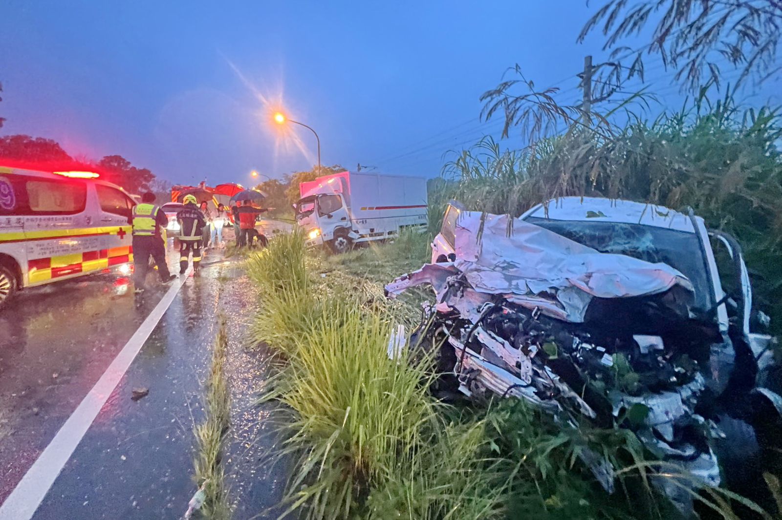 花蓮台9線重大車禍!暴雨中轎車撞貨車3傷 媽媽與3歲兒無生命跡象急送醫