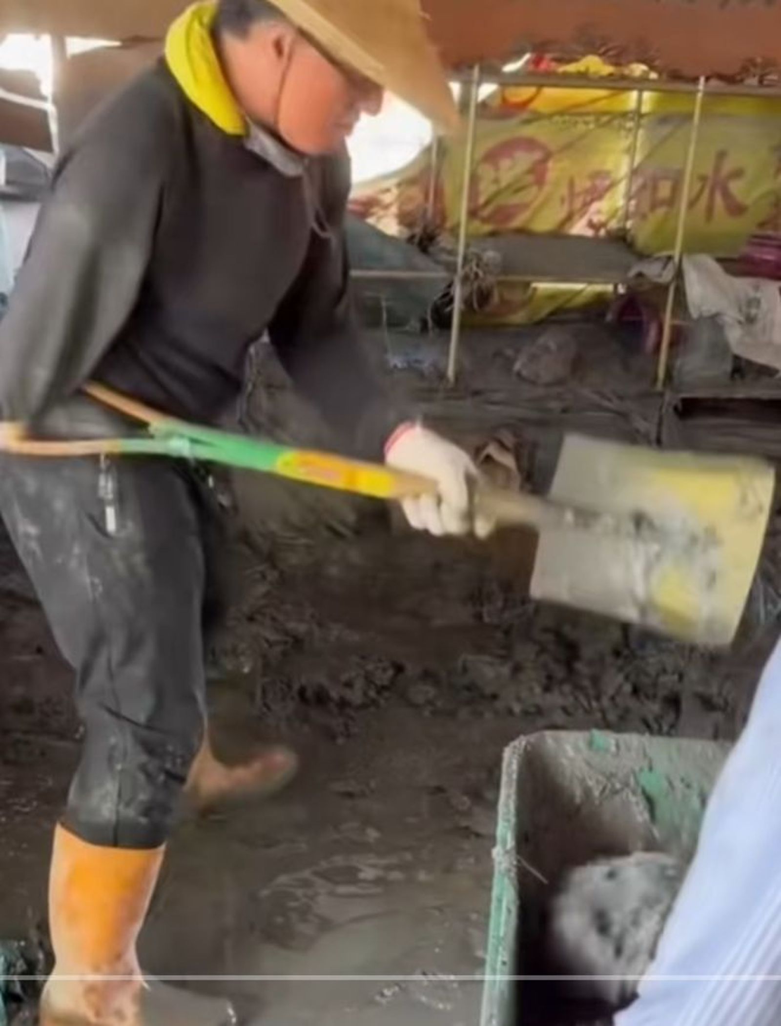 獨臂鏟子超人投入救災。圖/TikTok@user34726575716105