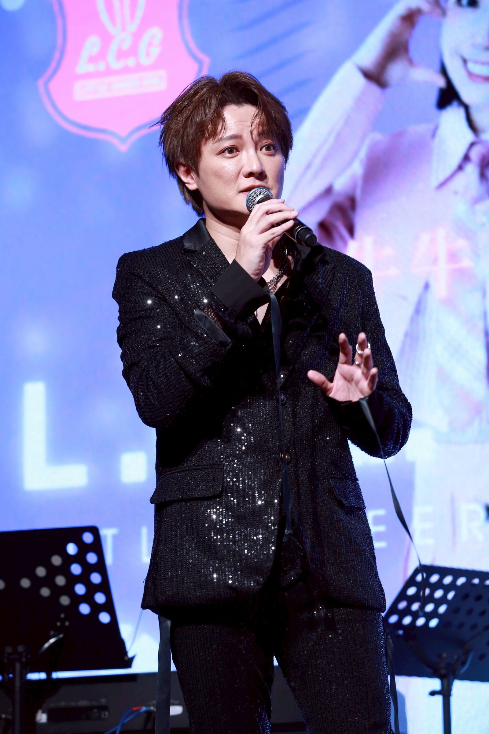 阿沁20日領軍眾星出席「記得愛聖誕公益活動」。李鍾泉攝