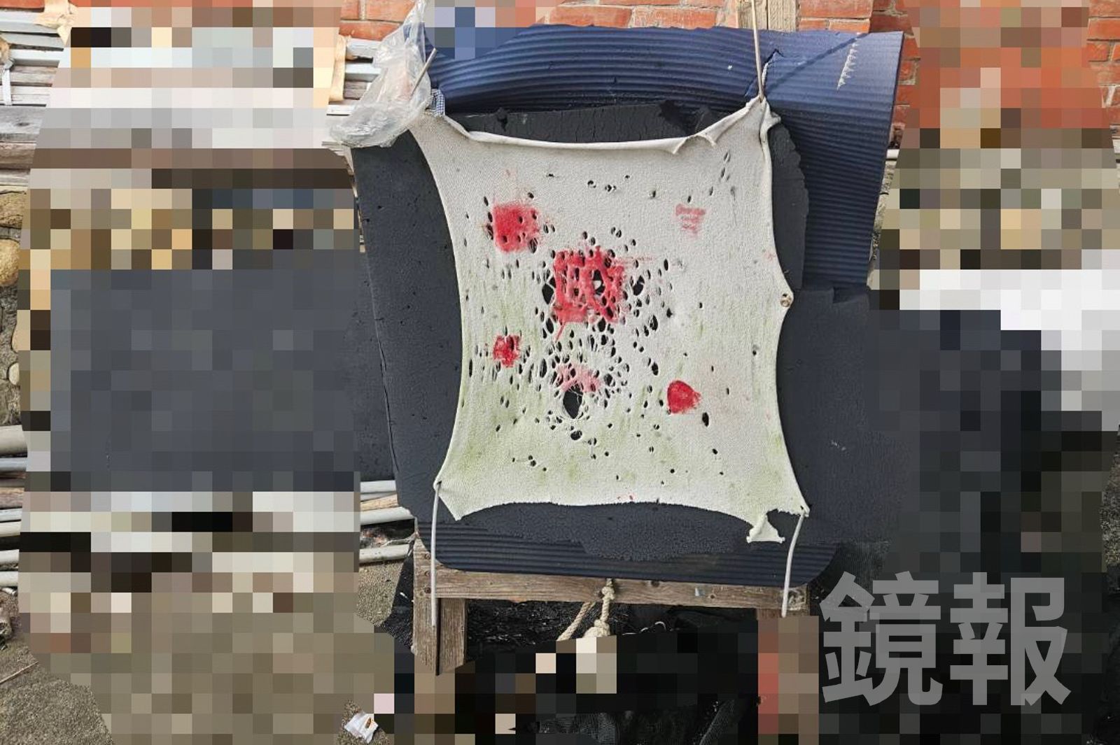 警方在黃男住處查獲自製的白色布幔箭靶。民眾提供
