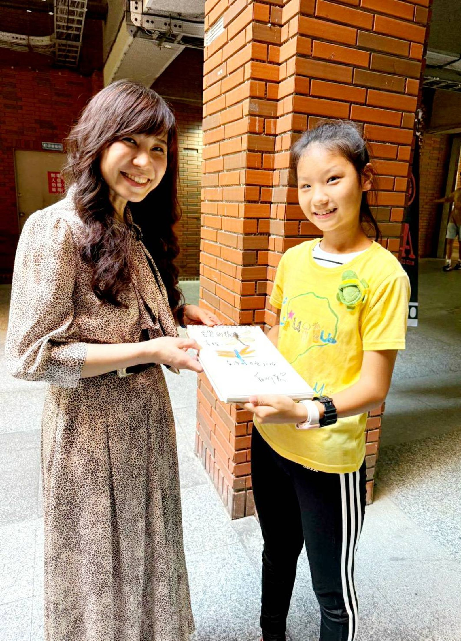 白心儀親自前往各地學校放映影片並與學生交流。三立提供