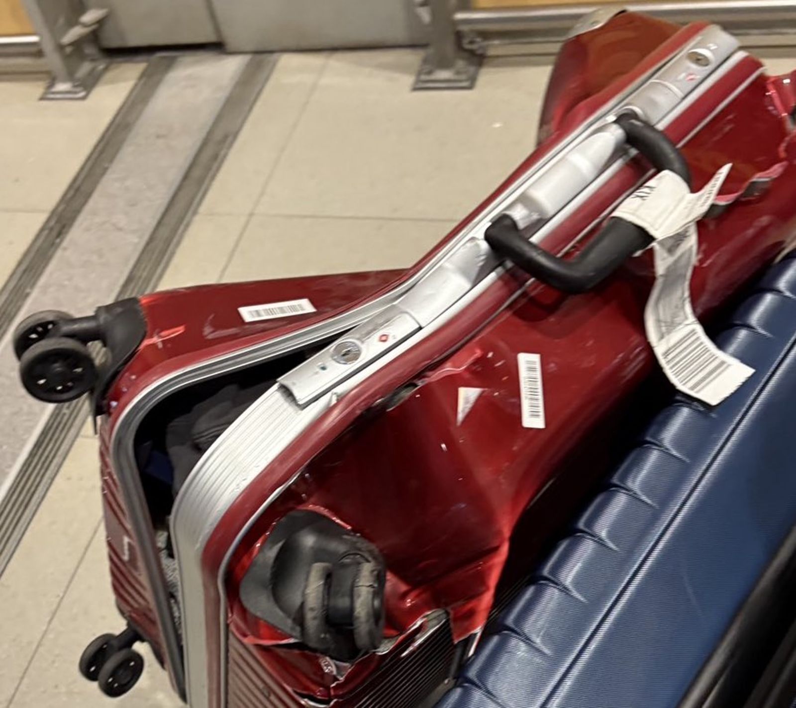 搭機託運行李「被壓爛凹陷」超悽慘　880萬網友驚呼太扯了