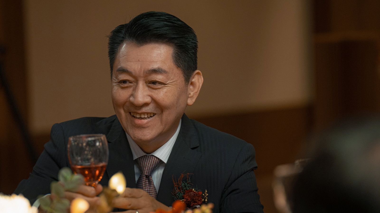 金鐘視帝庹宗華在《雙囍》中飾演不苟言笑的新郎父親「高盛宏」。水花電影提供