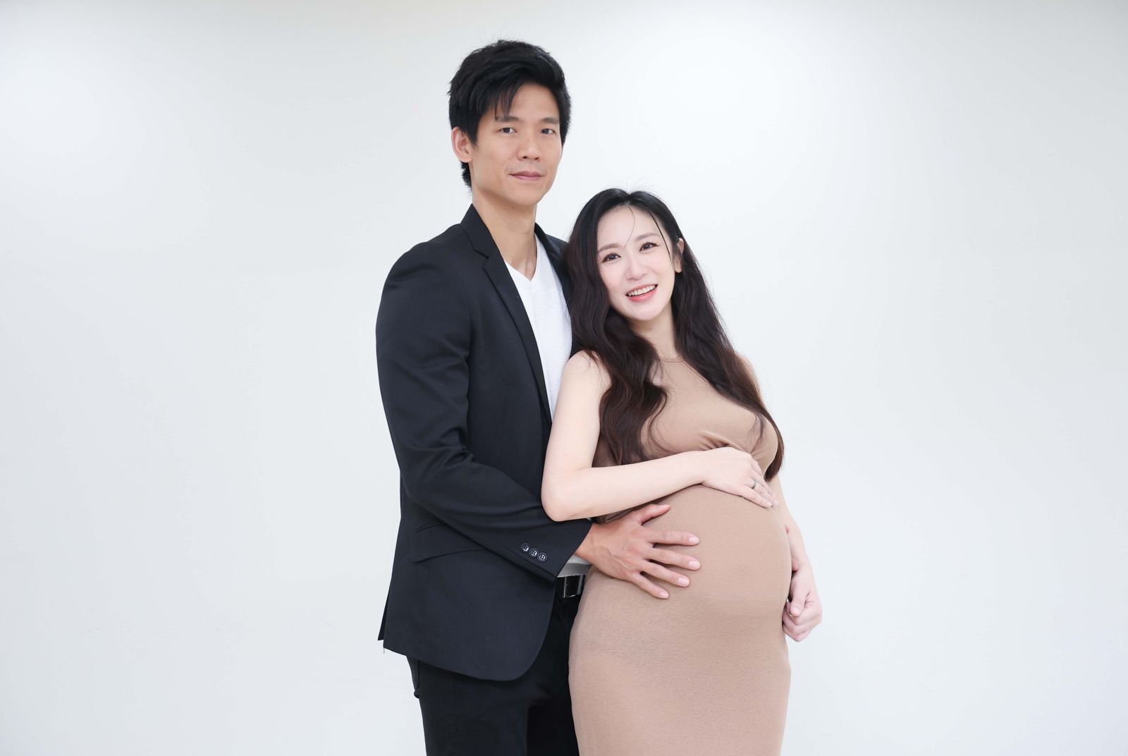 蔡允潔（右）與老公Fraser（左）挺公益。紅心字會提供