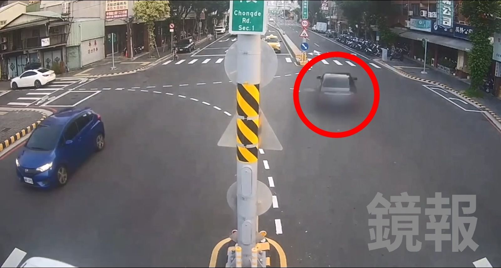 余姓男子駕駛黑色賓士沿崇德路往健行路方向行駛,過路口後車輛出現飄移情形,沒多久就失控連撞路邊汽機車。圖/民眾提供