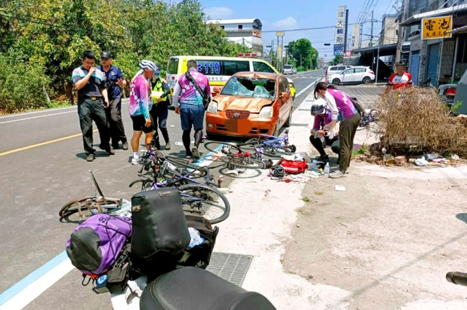康橋學校學生單車環島，行經彰化縣彰水路遭橘色轎車逆向衝撞，多名學生連人帶車倒地。圖／翻攝畫面
