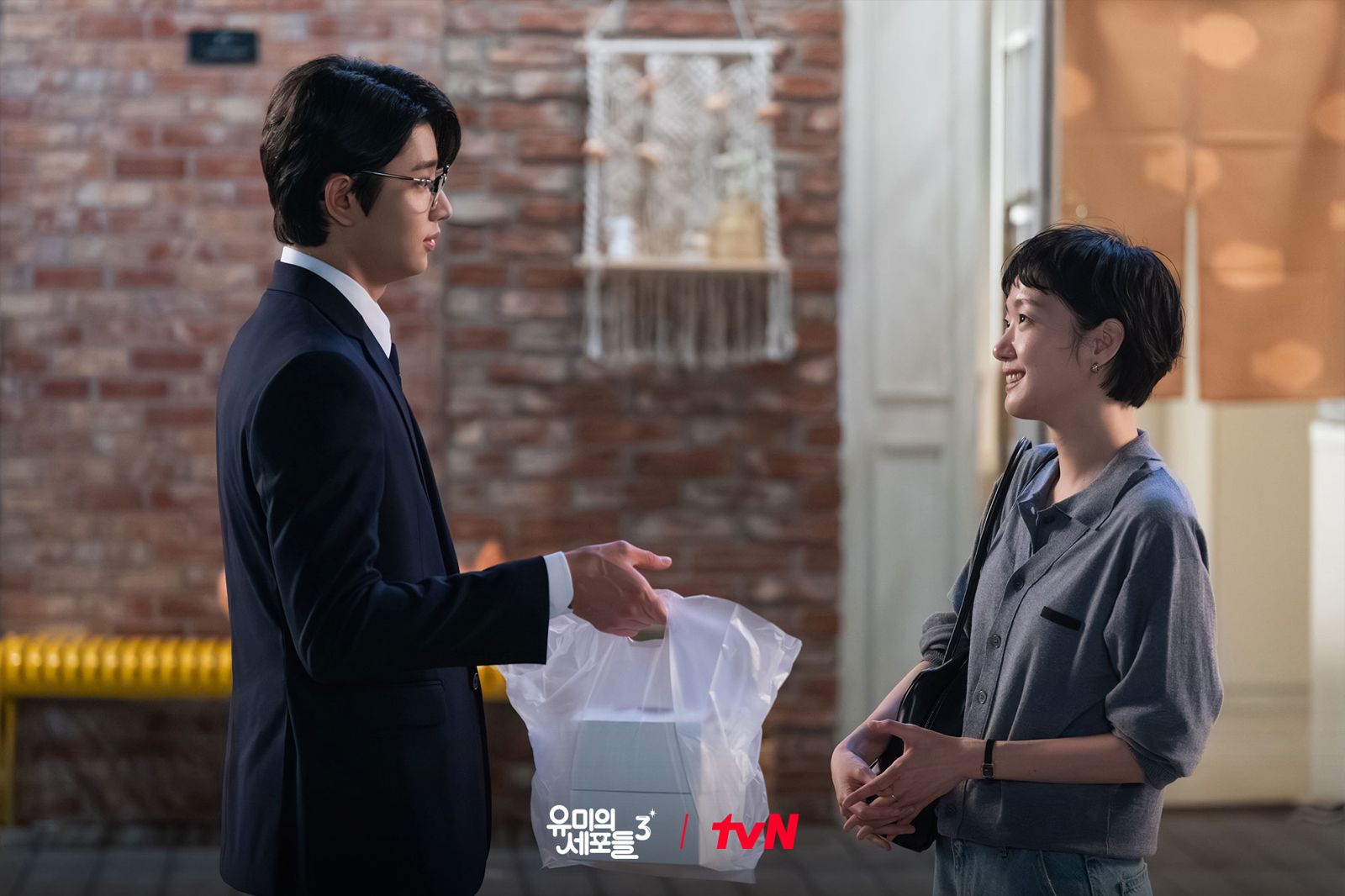 金高銀（右）劇中意外邂逅金載原，細胞村就此重新啟動。翻攝IG@tvn_drama