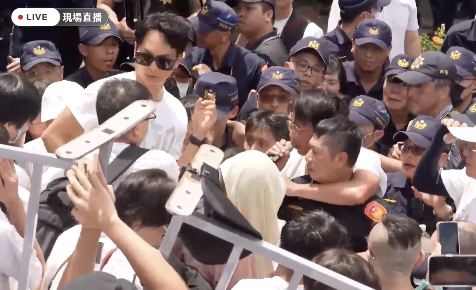 黃國昌勒脖警員畫面引發爭議。圖/翻攝自民眾之聲YT