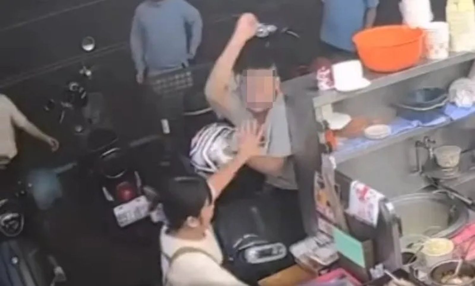 影印店員工不滿遭佔車位 持木製武士刀闖鴨肉店理論爆衝突 警方介入偵辦