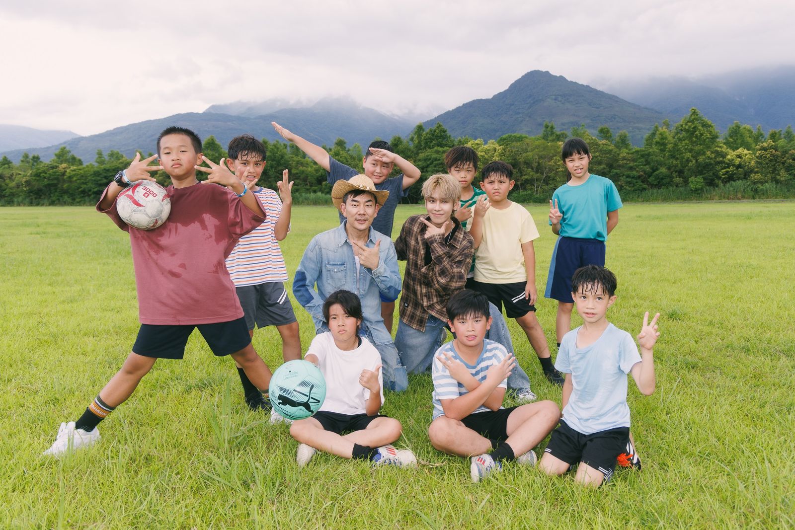 任賢齊與鼓鼓和當地的小朋友們一起玩球。相信音樂提供