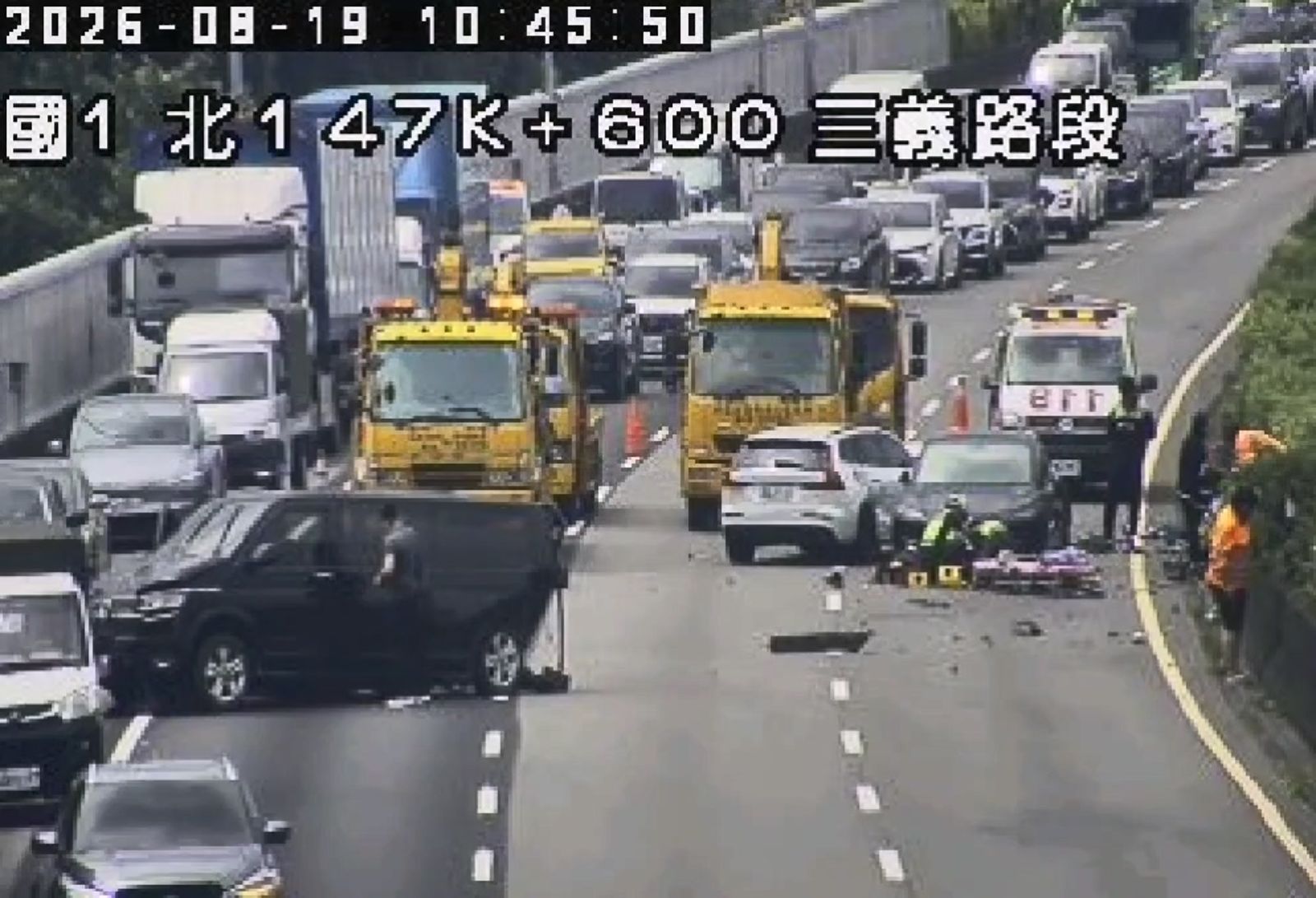 連環車禍占用內線、中線、外線3車道，車流回堵。翻攝國道即時路況