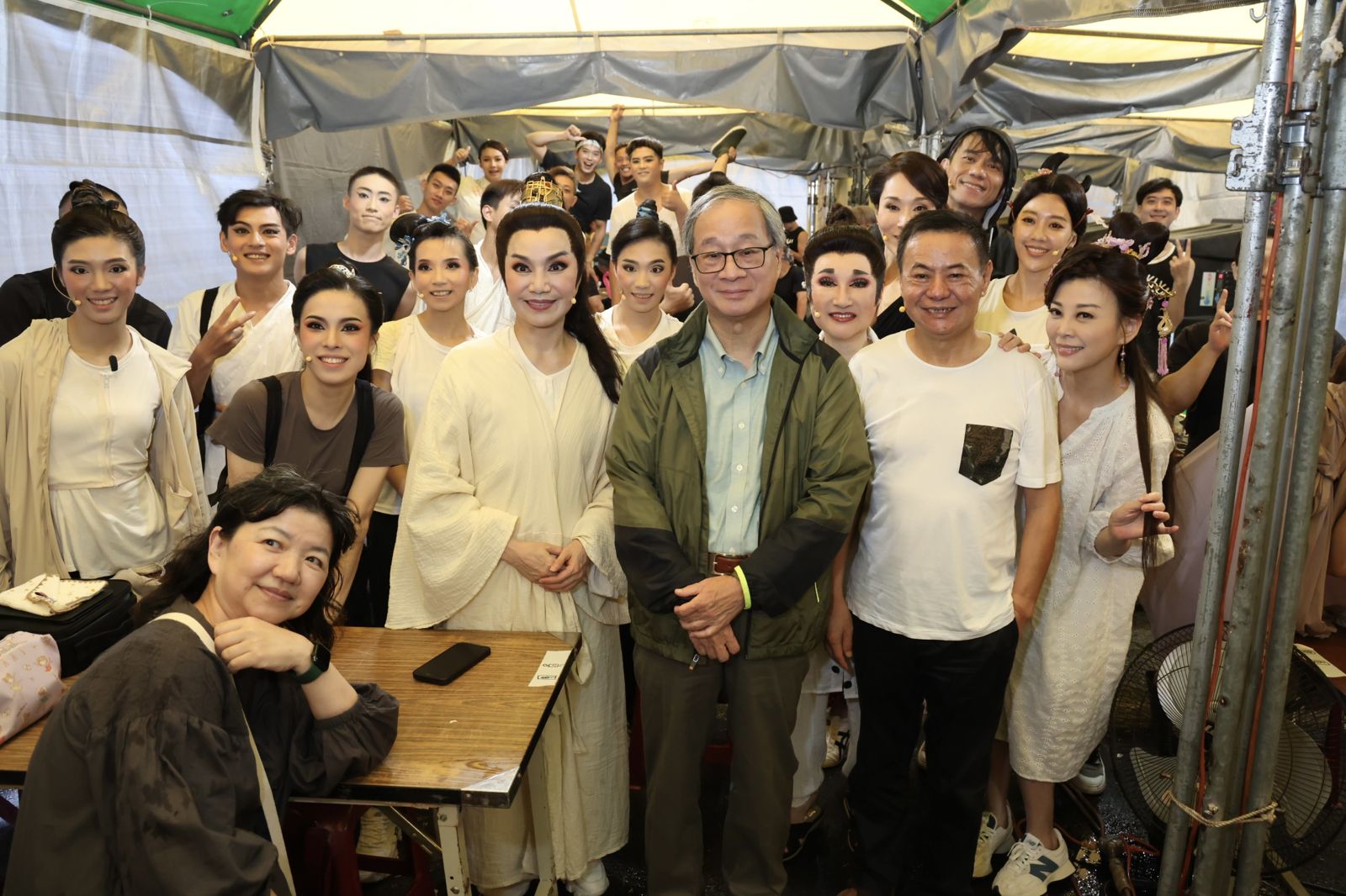 文化部「文化平權巡演－庄頭劇場_藝日限定」由唐美雲（前排左三）率戲團打頭陣，文化部長李遠（前排右三）開演前至後台向團隊致意。文化部提供