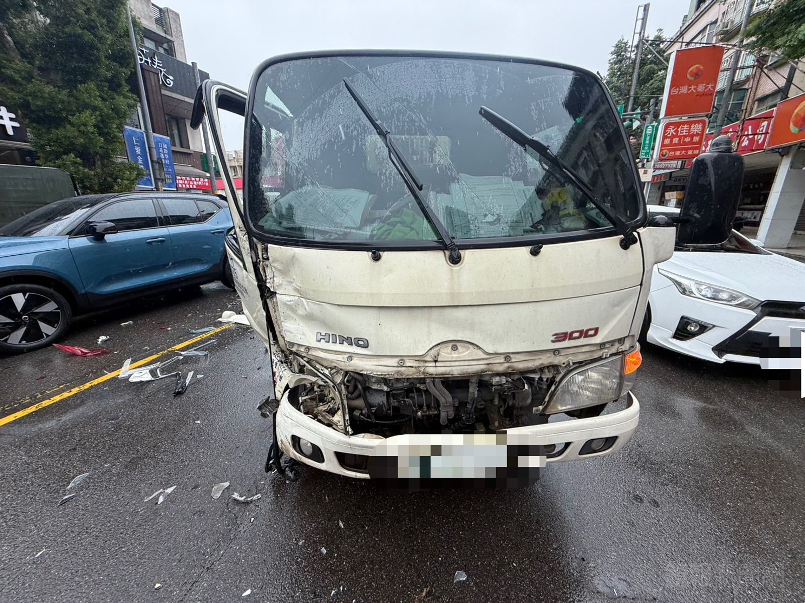 小貨車右前車頭凹陷。警方提供
