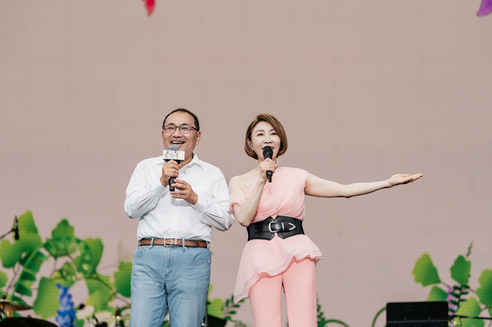 萬人面前鬧烏龍!侯友宜唱完才知「李翊君是原唱」 全場起哄再拱唱神曲
