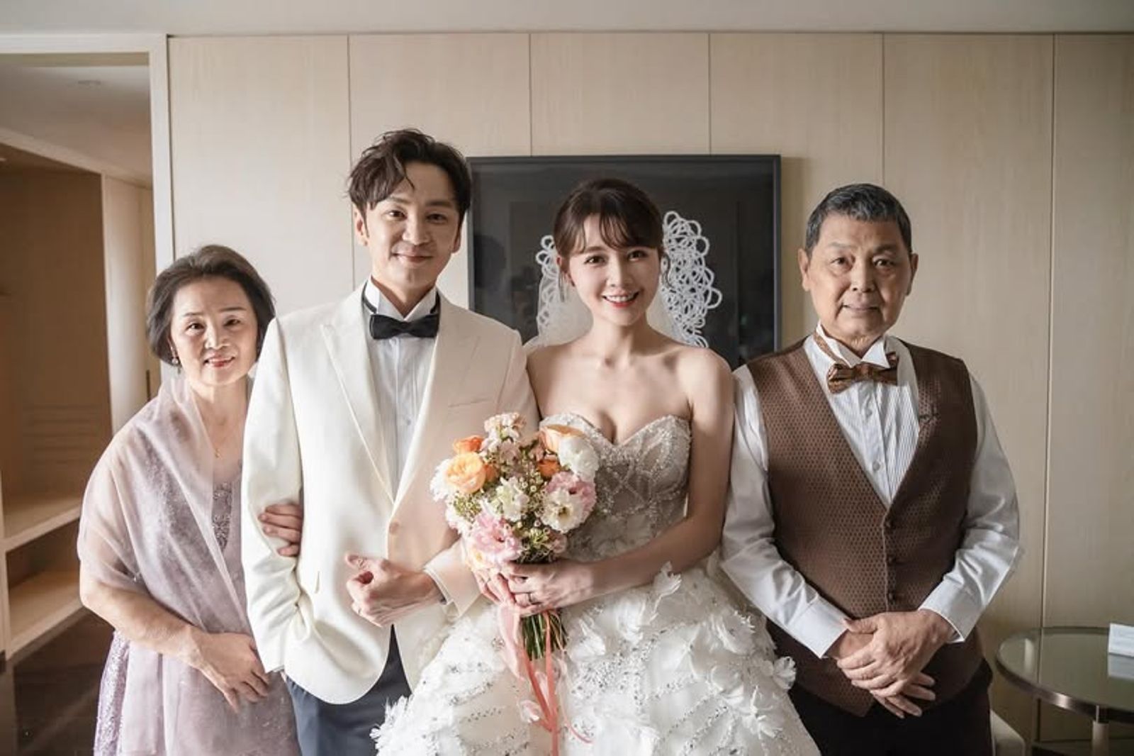 書偉2日在臉書放上自己結婚時與爸媽的合照。翻攝張書偉臉書