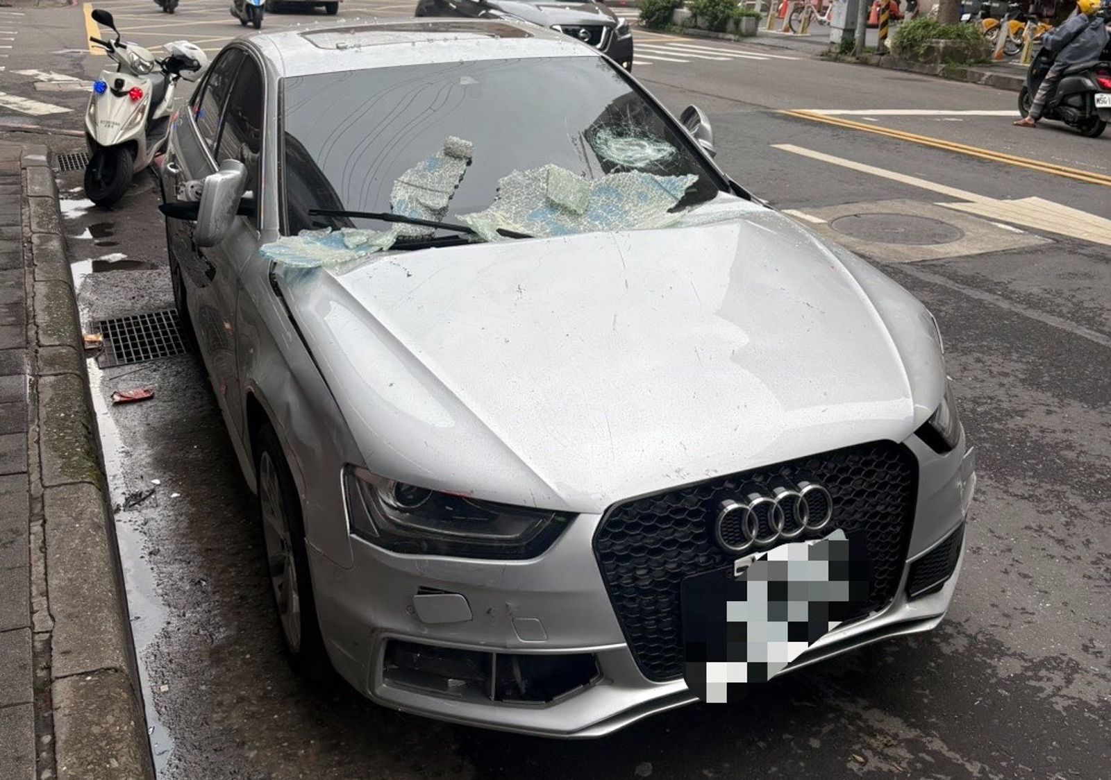 陳男車輛遭鄭男一方砸毀。翻攝畫面