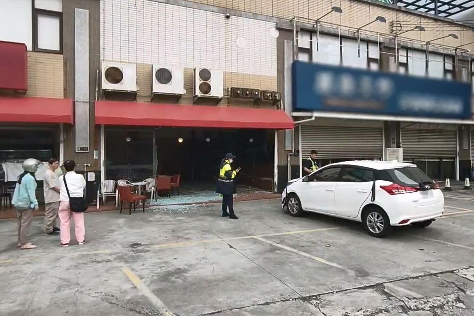 白色轎車撞進連鎖咖啡店，警方到場調查。民眾提供