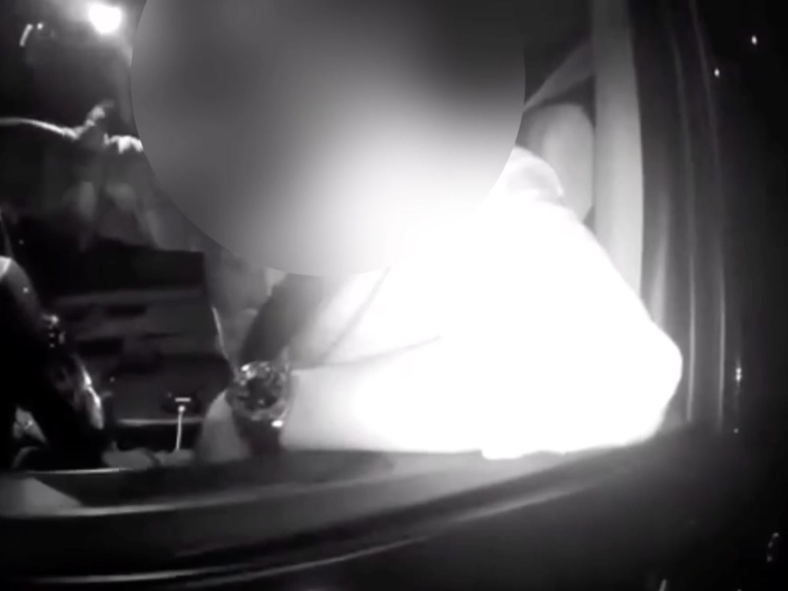 男遇臨檢狂嗆警開車抽菸違法嗎？結局慘遭開罰還被網友洗臉