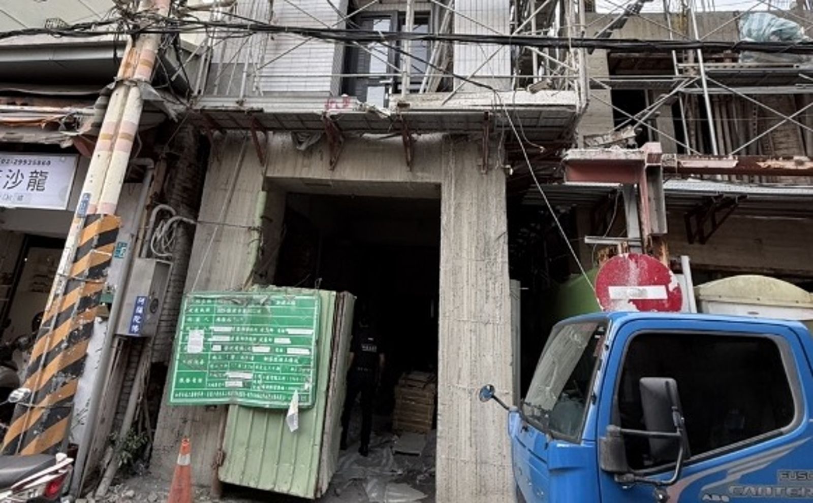 新莊廟街傳工安意外　工人險遭電梯配重片爆頭
