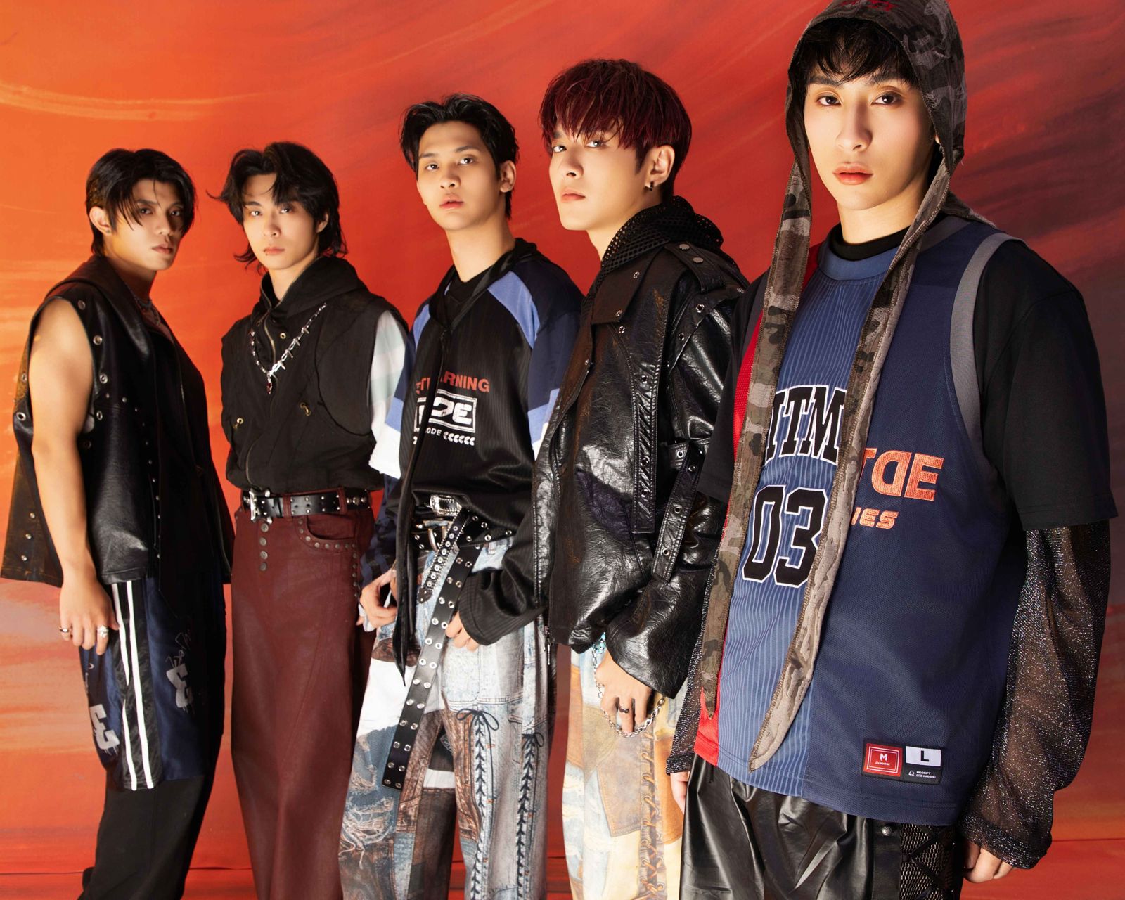 FEniX越南行驚魂記！班機因颱風取消行程大亂　粉絲送上貼心繡名禮物