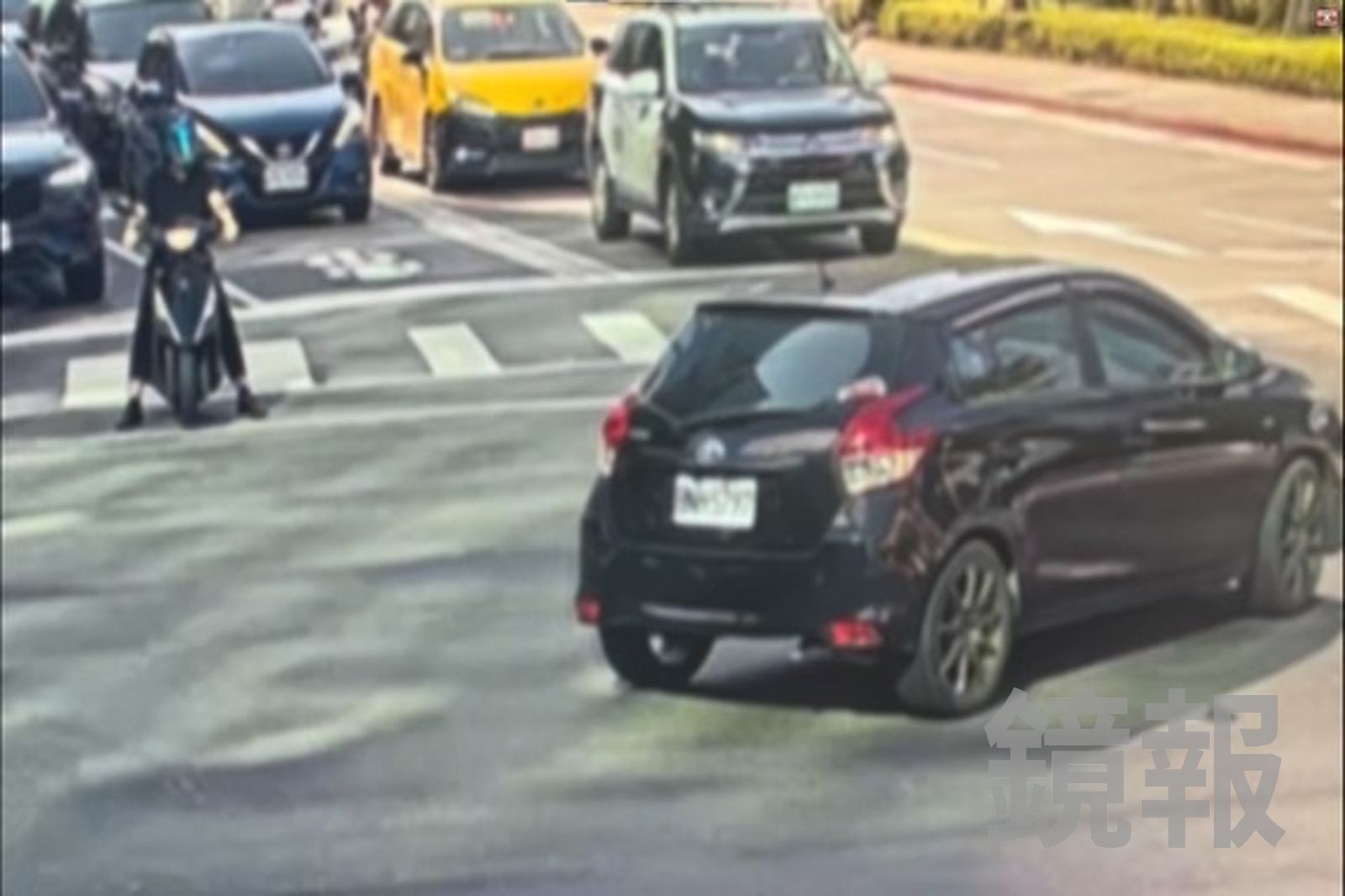 違規左轉自投羅網！無照男擁多重身分　員警：誰沒事帶點鈔機？