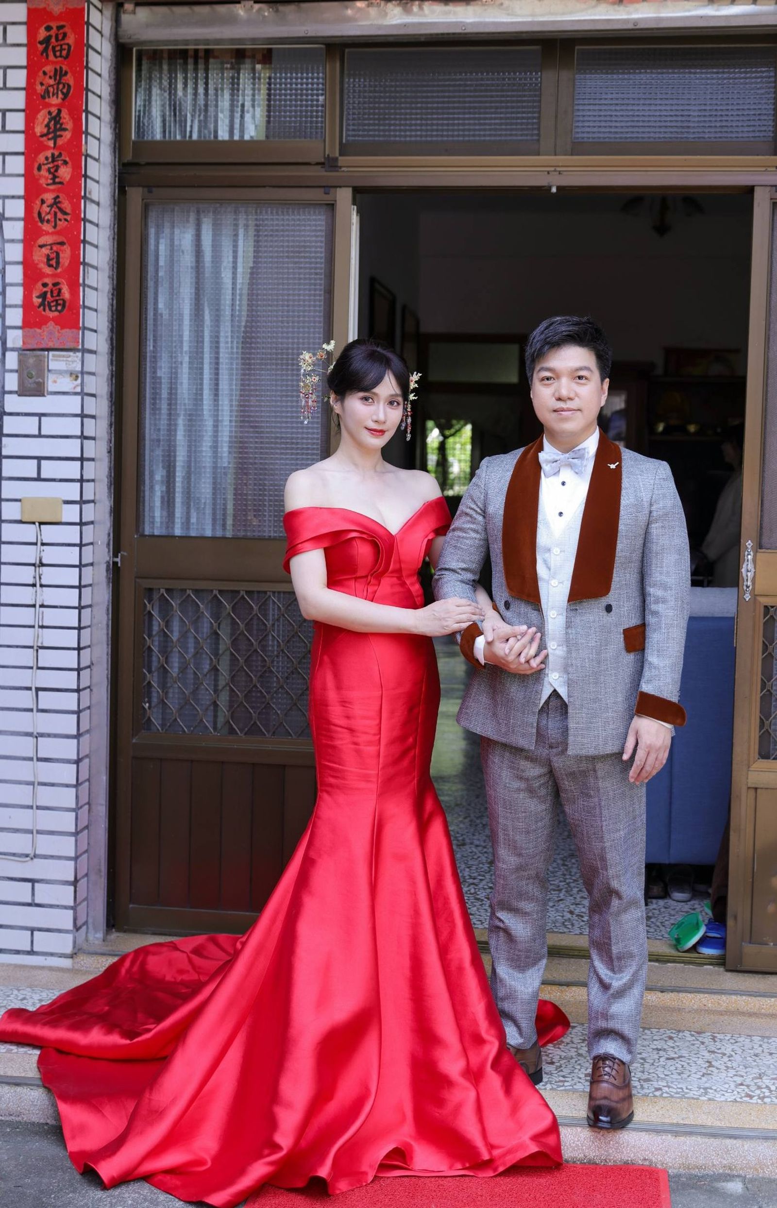 許鈞鈞(左)訂婚首度曝光老公正臉照。翻攝許鈞鈞Chun臉書