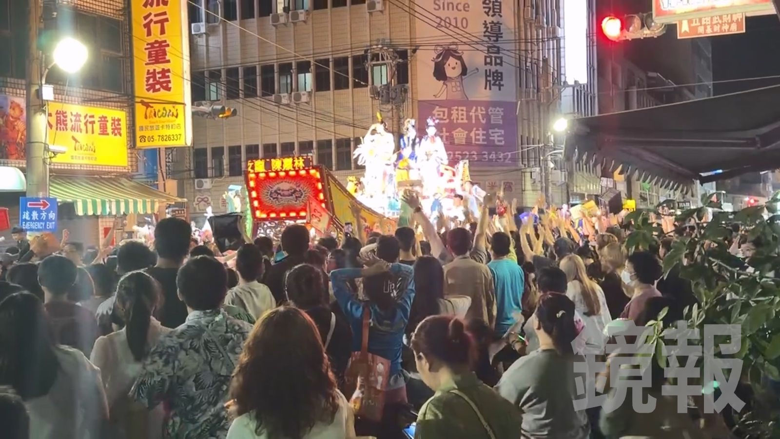 北港藝閣花車真人盛裝打扮，沿途拋送糖果餅乾等小物，吸引民眾爭搶結緣，熱鬧程度宛如「台灣迪士尼」。民眾蕭先生提供