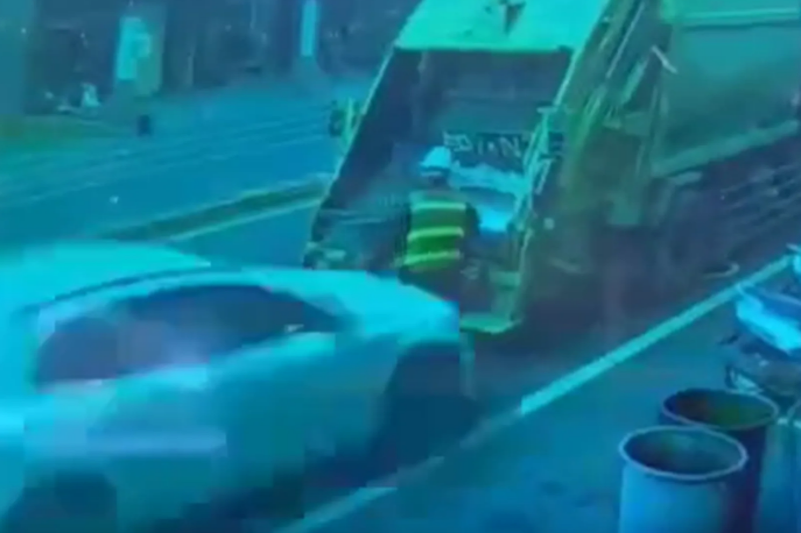 一旁監視器拍到白色賓士轎車沒踩煞車，高速直衝撞擊垃圾車。圖／讀者提供