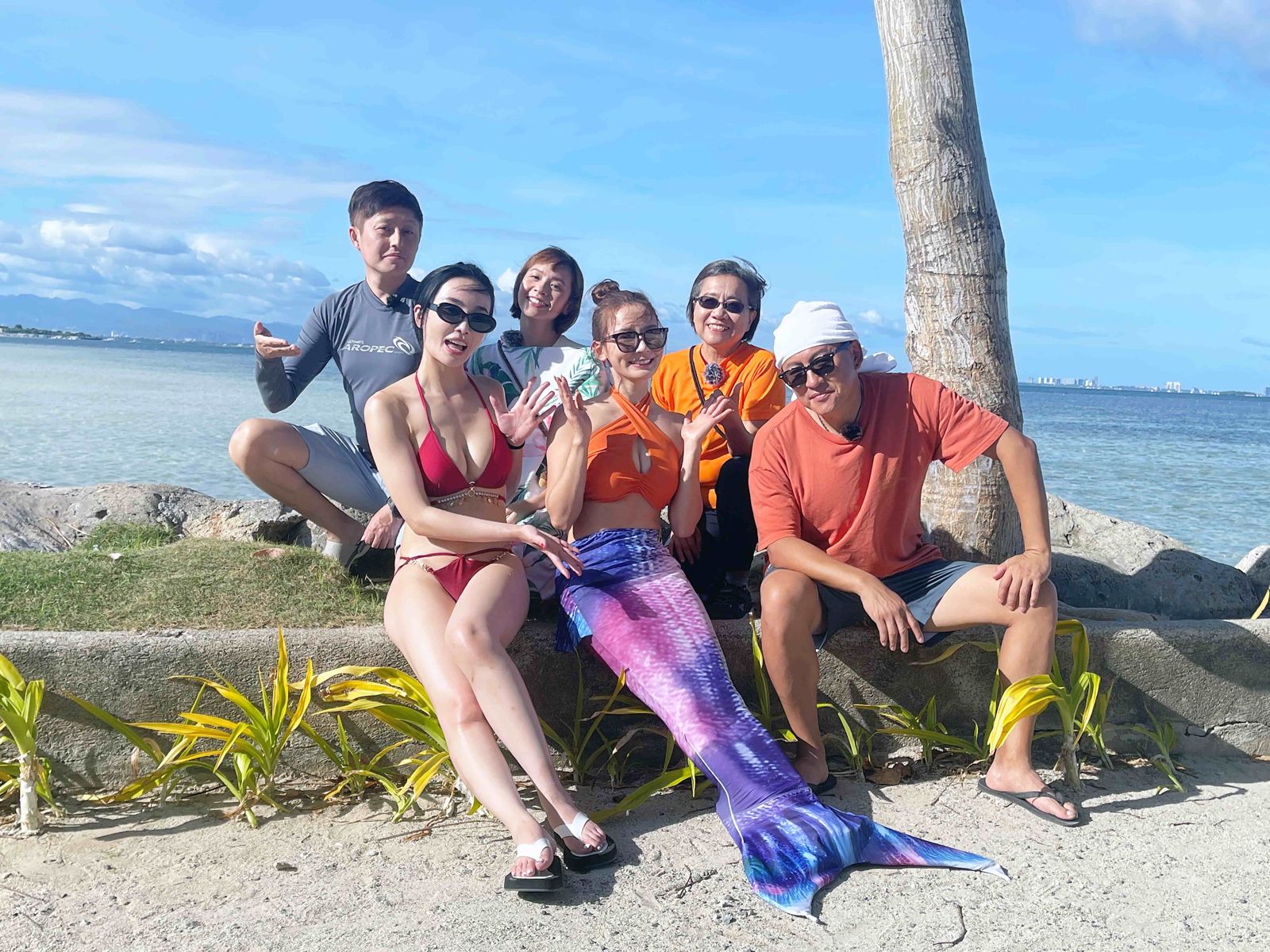 林莎在菲律賓海邊化身最辣美人魚。公視台語台提供