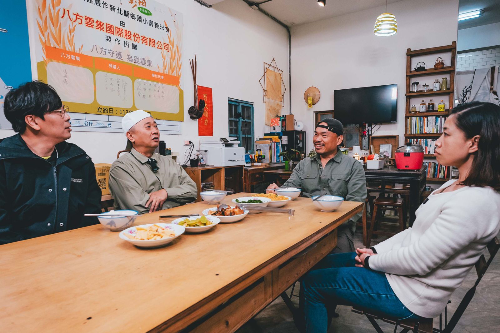 《來去恁兜洗魂舒》邵大倫（左1）與邰智源（左2）探訪當年以「白米炸彈客」轟動社會版面的社運人士楊儒門（右2）。公視台語台提供