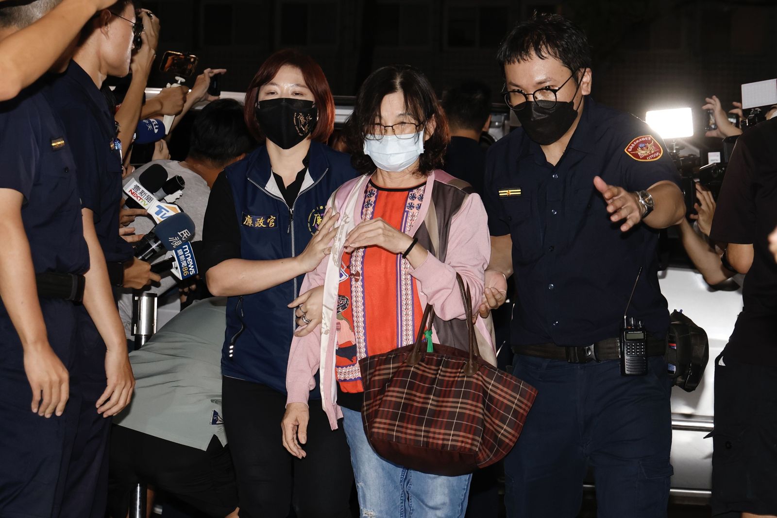 彭振聲妻曾親赴北所送藥　數次現身鏡頭均低調未語　