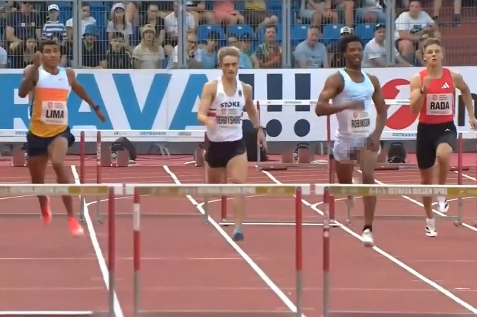 美國跨欄選手出意外!比賽一半「生殖器外露」仍拿下冠軍