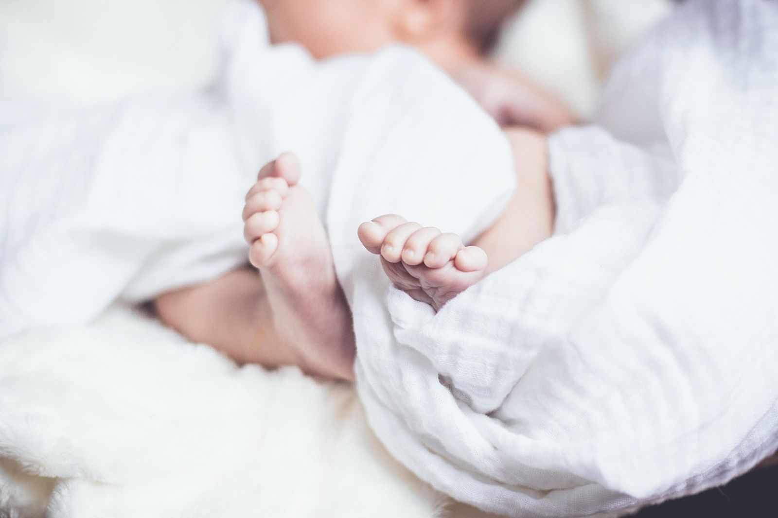 試管生下雙胞胎!2女兒「越長越不像」送驗DNA 父母得知真相臉綠了
