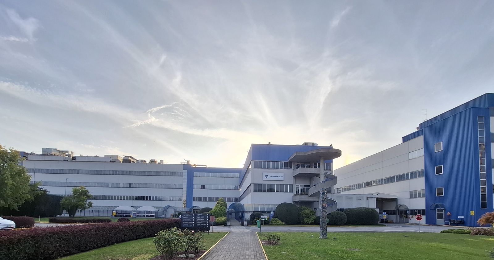 環球晶於義大利諾瓦拉啟用 FAB300新產線，是歐洲領先的一貫製程12吋晶圓廠。（環球晶提供）