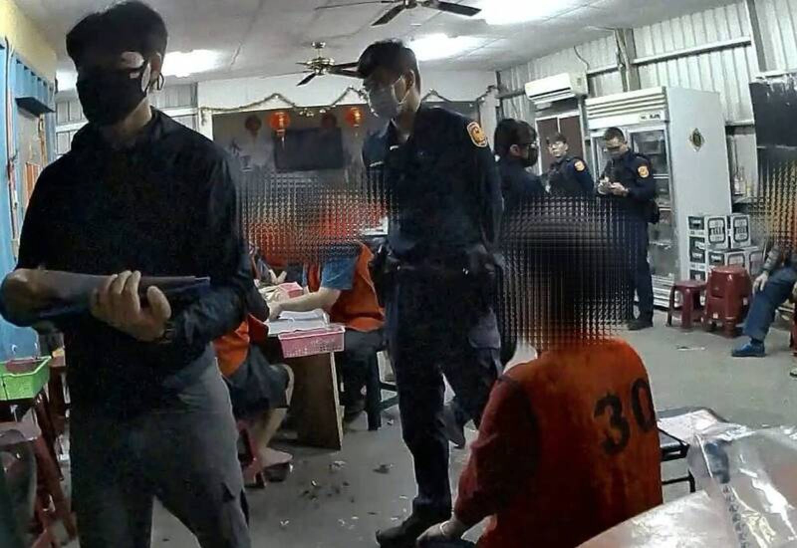 台南土雞城深夜變賭場！「惡犬＋電眼」嚴密把風　警夜襲一舉擒獲32人