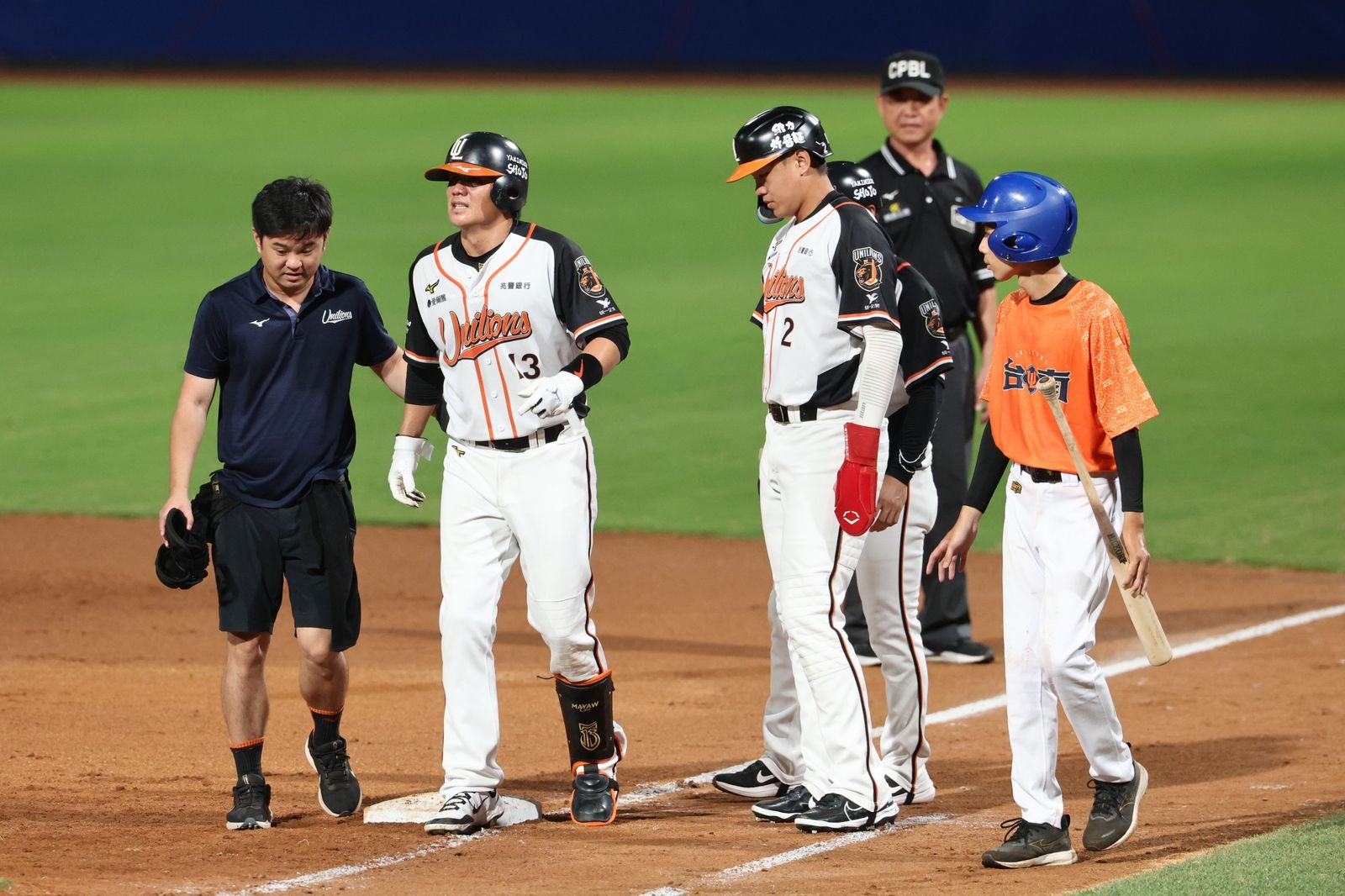 中職／拚命跑壘釀傷情！42歲老將陳鏞基拉傷下二軍