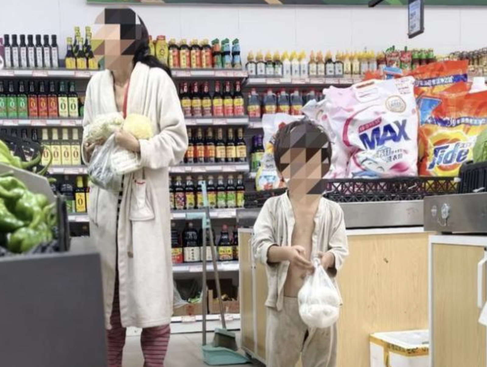 中國一對母子衣衫不整遊蕩街頭,不少熱心民眾上前幫忙都被拒絕,緊急通報當地相關單位。圖/翻攝自微博