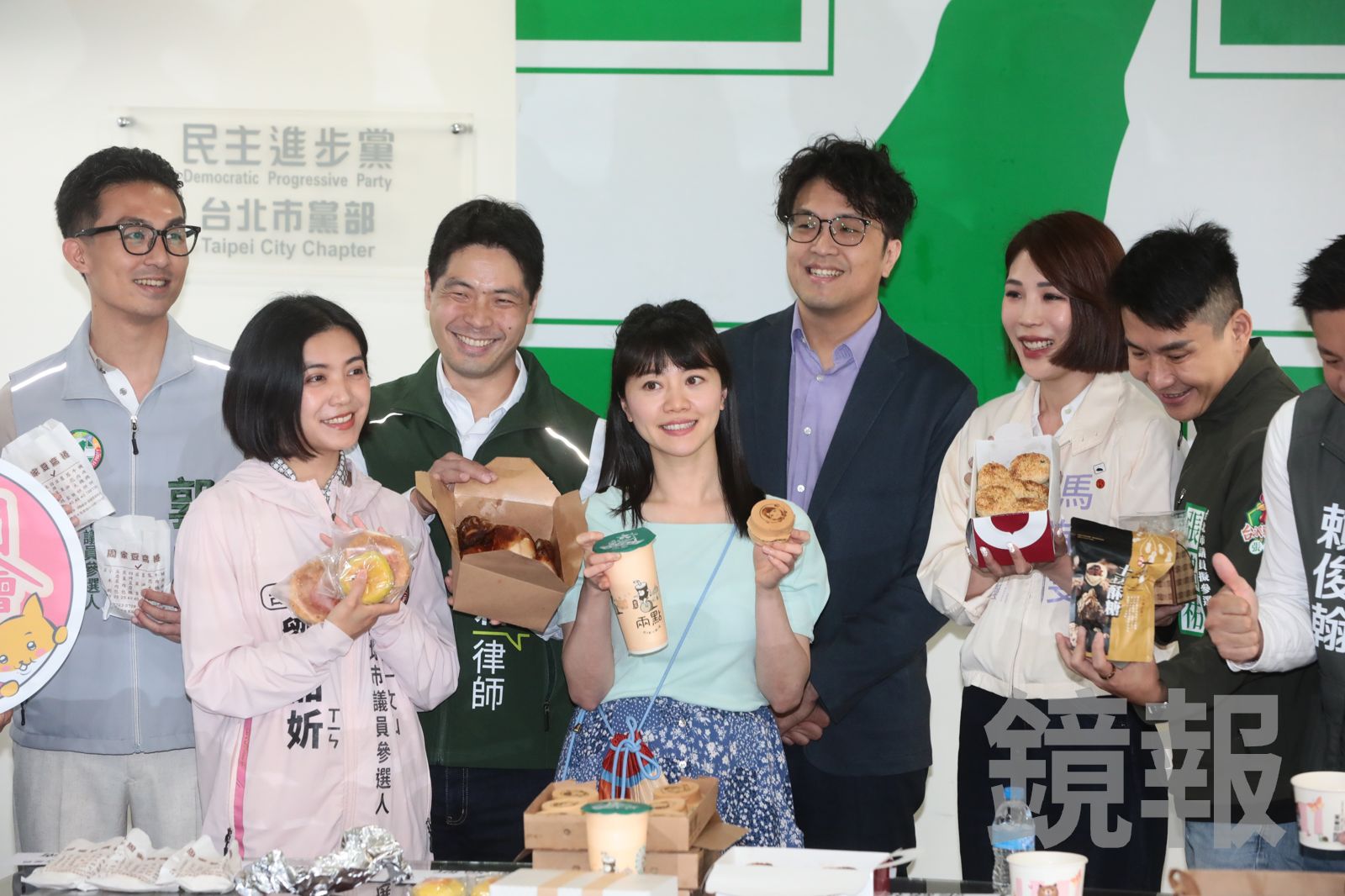 高嘉瑜與現場媒體分享內湖知名車輪餅，餅上還印有她的頭像。（圖／林煒凱攝）