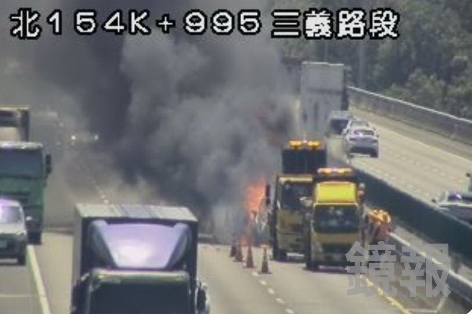 國1北上后里段火燒車!白色休旅車猛撞「蠍子車」竄火煙 驚悚畫面曝光