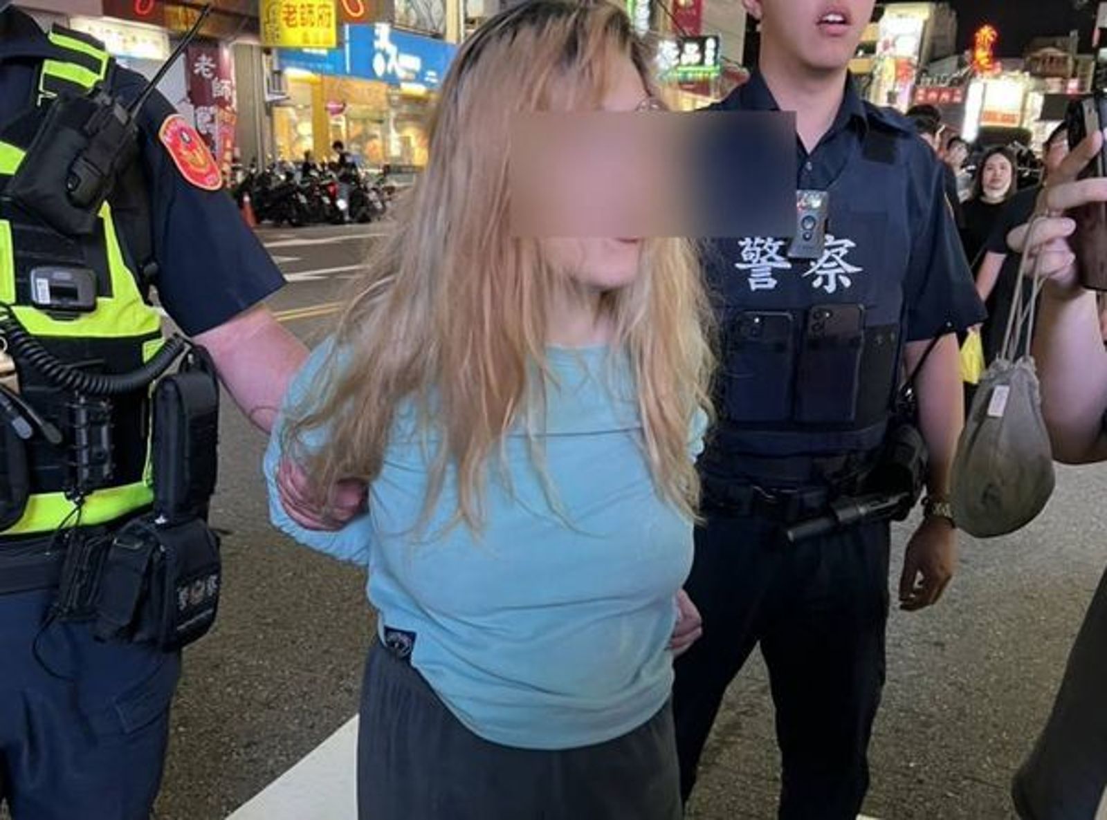 周女遭逮時情緒崩潰，還指控警方違法。圖／民眾提供