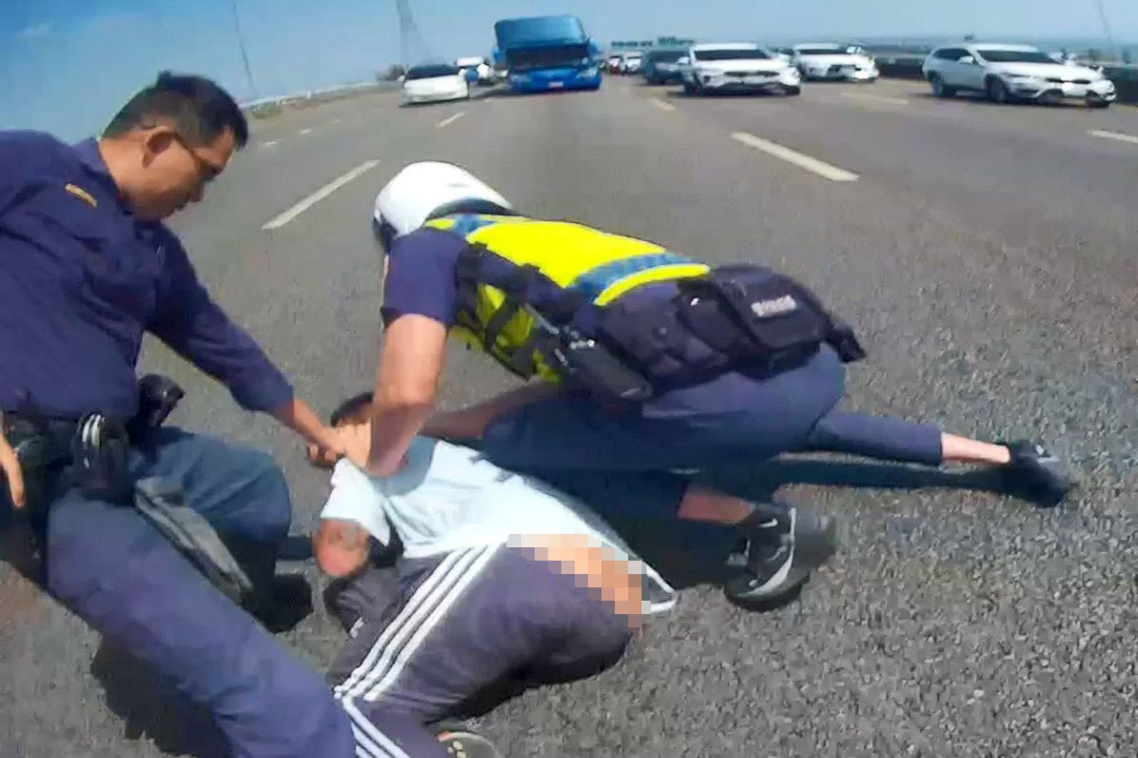 毒駕男拒捕竄逃國道猛撞3警車　南投警驚險攔截掏槍壓制