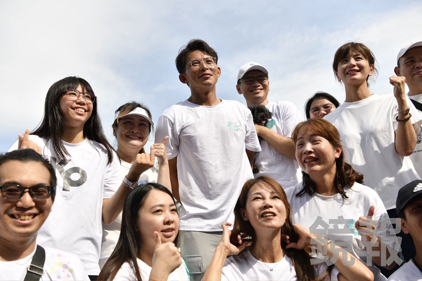 黃國昌今天率領黨公職前往土城綜合體育場宣傳核三延役公投。(圖/李智為攝)