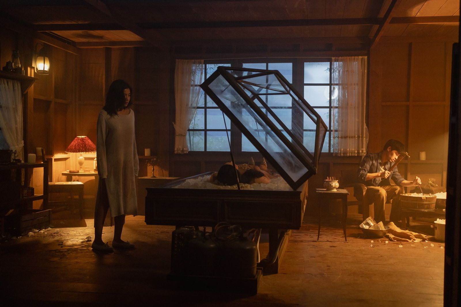 陪屍100天才能繼承遺產　「泰國第一美女」躺棺復仇劈腿丈夫