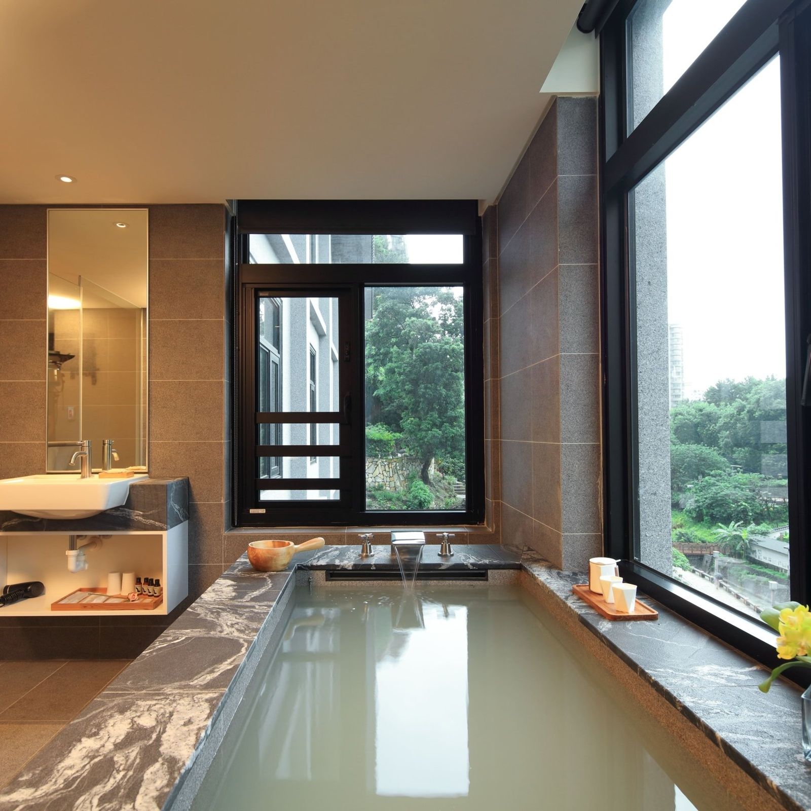 在北投的「享溫泉」，能邊泡著白磺溫泉，邊欣賞北投公園的綠意，洗滌疲勞。（FunNow供圖）