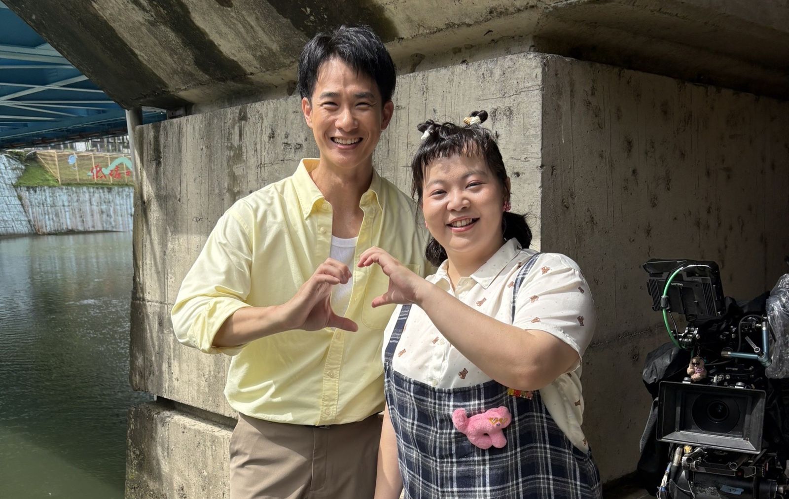 8點檔CP一合體就下暴雨!剛相遇就「跳海」被虧遇水則發 做公益想起與阿嬤暖心回憶